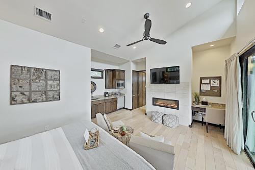 Chic Cabin - The Reserve At Lake Travis Cabin