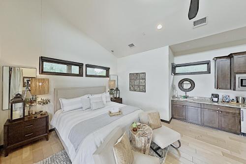 Chic Cabin - The Reserve At Lake Travis Cabin