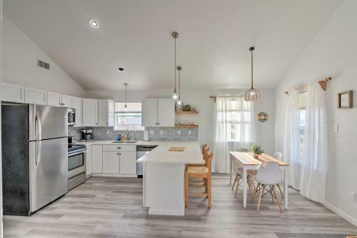 Luxe Surfside Beach Getaway Less Than 1 Block To Ocean!