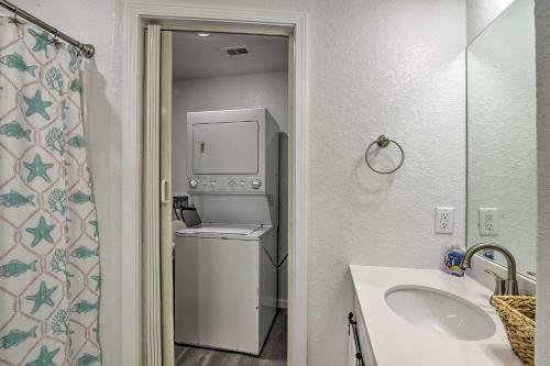 Luxe Surfside Beach Getaway Less Than 1 Block To Ocean!