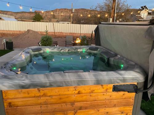 Villa Tiny Home W/ Cliff View Hot Tub Back Yard Garden