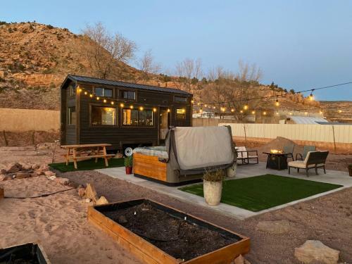 Villa Tiny Home W/ Cliff View Hot Tub Back Yard Garden