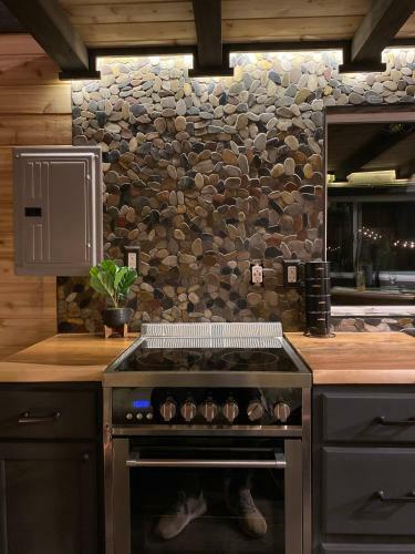 Villa Tiny Home W/ Cliff View Hot Tub Back Yard Garden