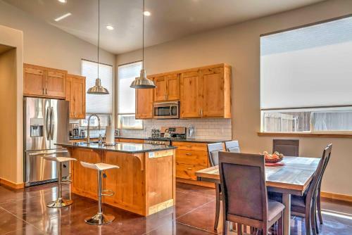 Modern Moab Townhome With Private Hot Tub And Patio!