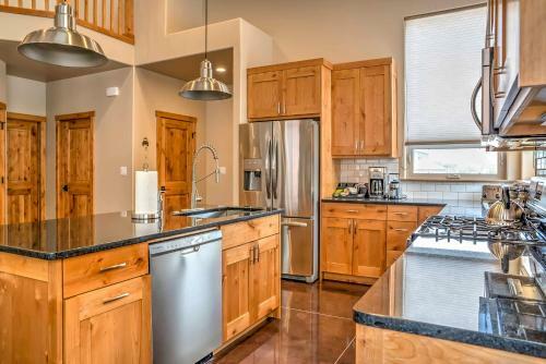 Modern Moab Townhome With Private Hot Tub And Patio!