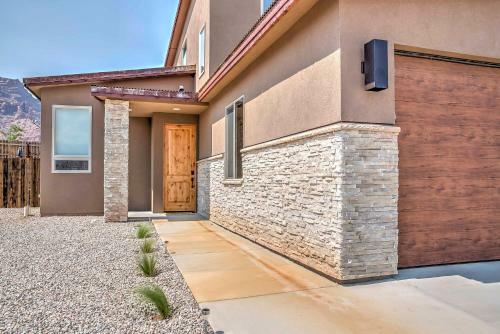 Modern Moab Townhome With Private Hot Tub And Patio!