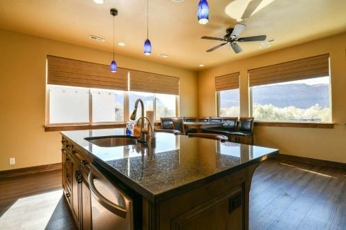 Pr 21 - Luxury Home With Shared Pool And Hot Tub 3 Bedroom