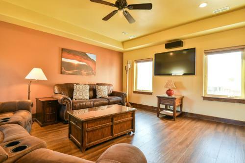Pr 21 - Luxury Home With Shared Pool And Hot Tub 3 Bedroom