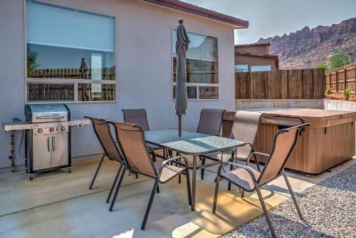 Upscale Moab Home With Redrock Views And Hottub And Patio