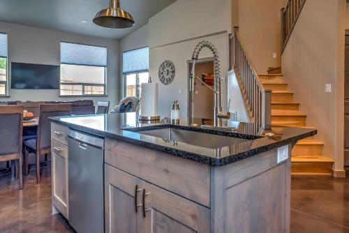 Upscale Moab Home With Redrock Views And Hottub And Patio