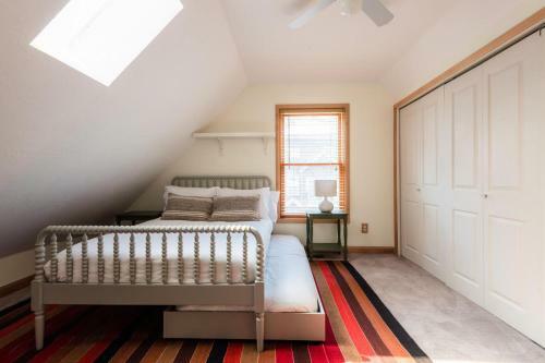 Corduroy - Cute Mountainside Cottage W Rooftop Deck & Views