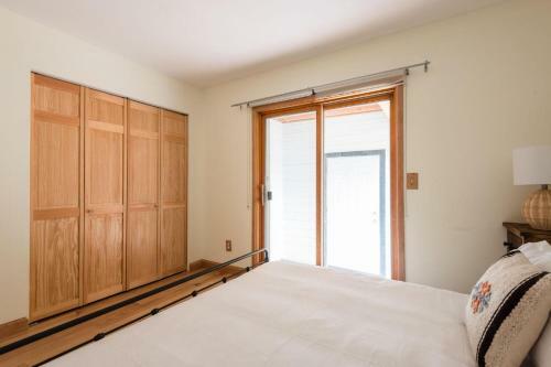 Corduroy - Cute Mountainside Cottage W Rooftop Deck & Views