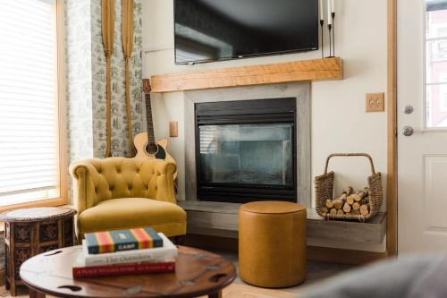Corduroy - Cute Mountainside Cottage W Rooftop Deck & Views