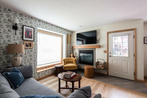 Corduroy - Cute Mountainside Cottage W Rooftop Deck & Views