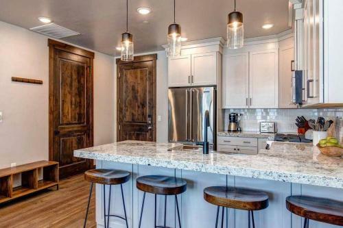 Pristine Condo On Golf Course And Walk To Gondola