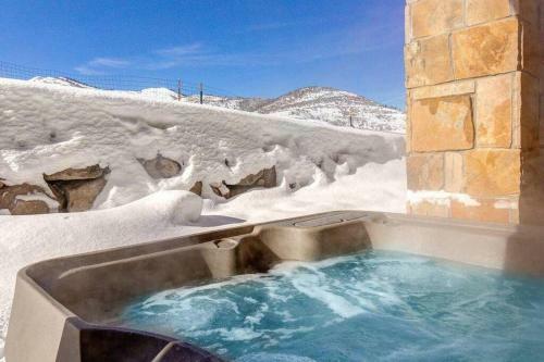 Pristine Condo On Golf Course And Walk To Gondola