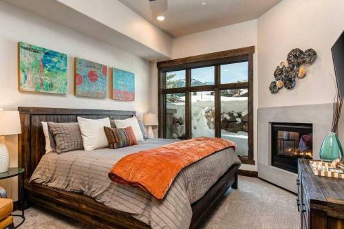 Pristine Condo On Golf Course And Walk To Gondola