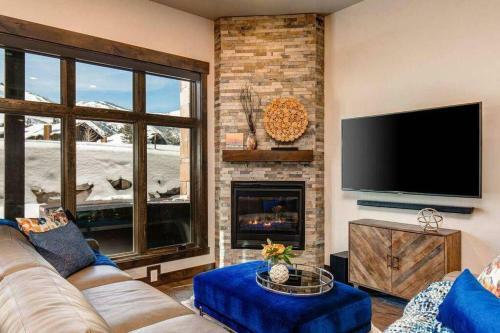 Pristine Condo On Golf Course And Walk To Gondola