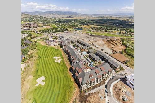 Pristine Condo On Golf Course And Walk To Gondola