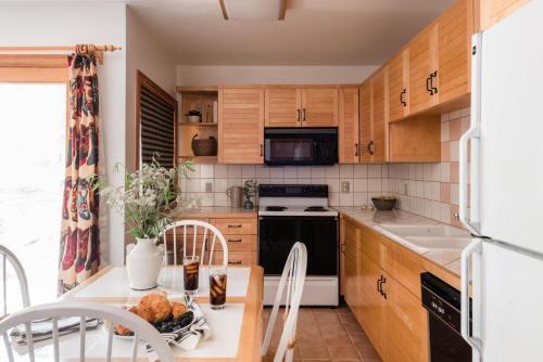 Nightstar - Charming Rustic Cabin W Large Balcony & Sauna