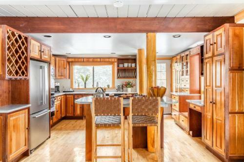 Treetop - Rustic Secluded Cabin W Fireplace & Views