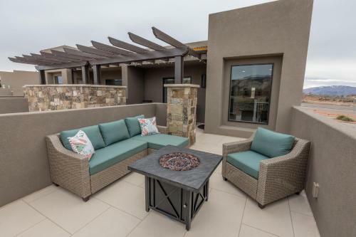 Villa Canyon Views