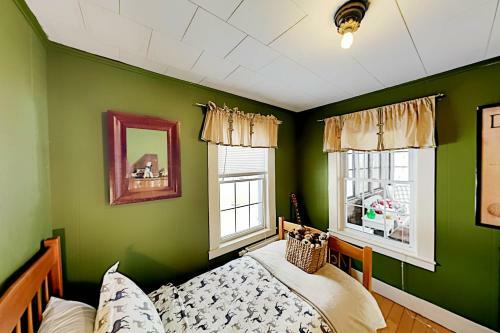 Historic Hemlock Ridge Farm - 40 Acres & Orchards Home