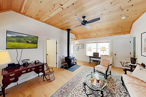 Historic Hemlock Ridge Farm - 40 Acres & Orchards Home