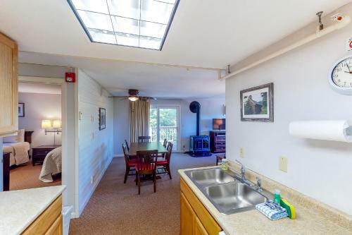 Mountainside Resort C402