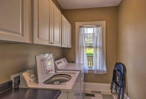 Historic Home 8 Mi To Bristol Motor Speedway