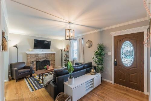 Enchanting Historic Townhouse With Game Room