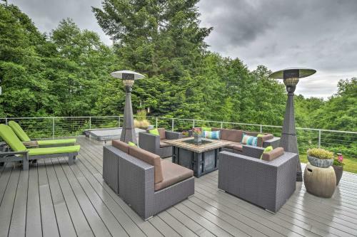 Spacious Whidbey Island Home With Deck And Hot Tub