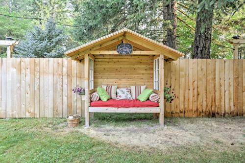 Whimsical Packwood Farmhouse With Hot Tub And Fire Pit