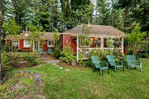 Whimsical Packwood Farmhouse With Hot Tub And Fire Pit