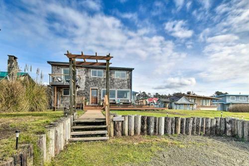 Coastal Retreat Deck, Ocean Views And Walk To Beach