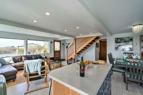 Coastal Retreat Deck, Ocean Views And Walk To Beach