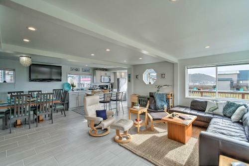 Coastal Retreat Deck, Ocean Views And Walk To Beach
