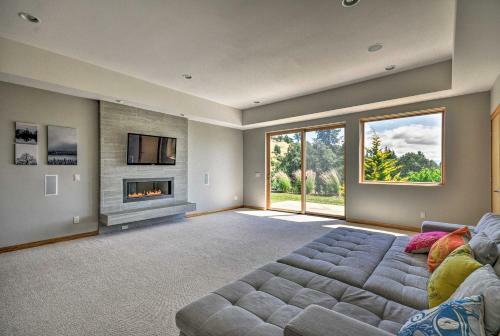 Expansive Modern Home With Patio And Mt Hood Views