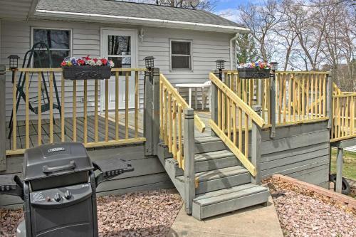 Cozy Balsam Lake Home Deck, Private Dock And Kayaks