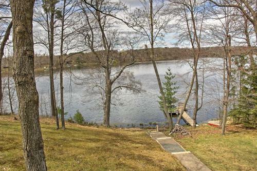 Cozy Balsam Lake Home Deck, Private Dock And Kayaks