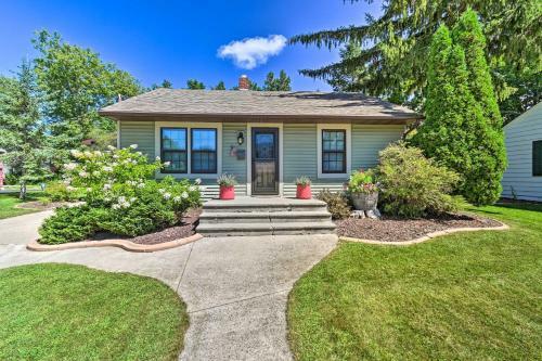 Modern Home With Yard, 1 Mi To Dtwn Sturgeon Bay