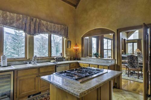 Luxe Greystone Escape With Hot Tub - Walk To Slopes!