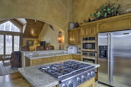 Luxe Greystone Escape With Hot Tub - Walk To Slopes!