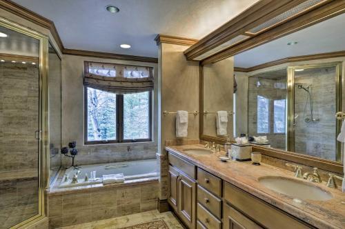 Luxe Greystone Escape With Hot Tub - Walk To Slopes!