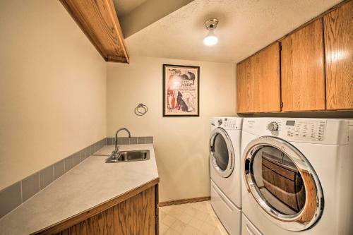 Grand Getaway With Pool And Spa In Spokane Valley