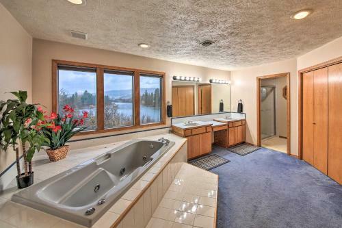 Grand Getaway With Pool And Spa In Spokane Valley