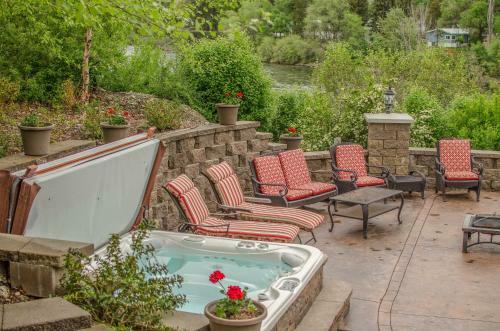 Grand Getaway With Pool And Spa In Spokane Valley