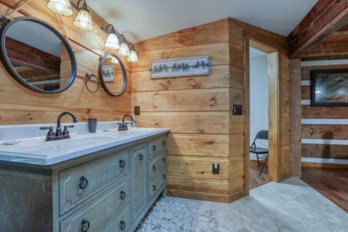 God's Country - 3 Bedrooms, 2 Baths, Sleeps 7 Home