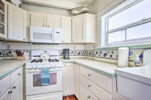 Beachfront Newport Cottage With Private Hot Tub