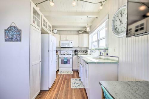 Beachfront Newport Cottage With Private Hot Tub
